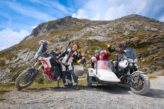 Wir lieben das Reisen. Mit einem Motorrad und einem Gespann zeigen wir unseren Kindern Inka und Maya die Welt.